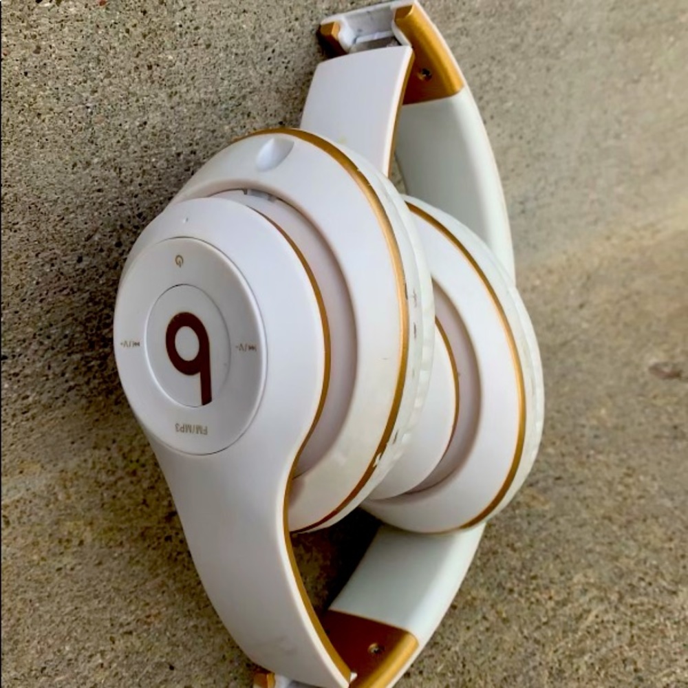 Wireless beats. White and gold